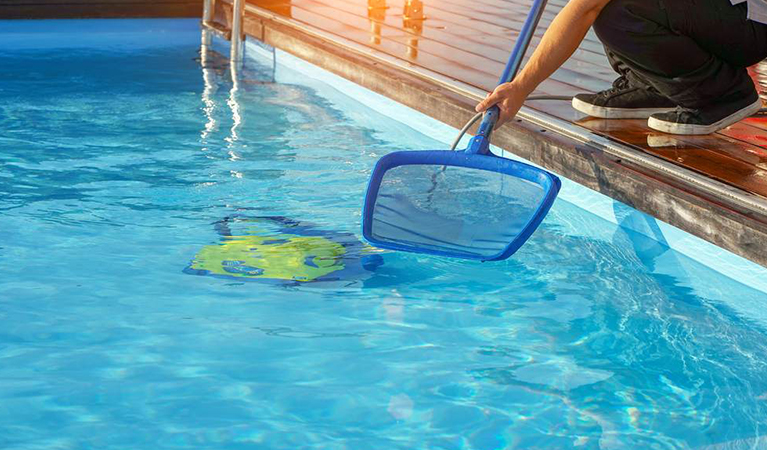 Comment nettoyer le fond de la piscine sans aspirateur ? - Best Hygiene
