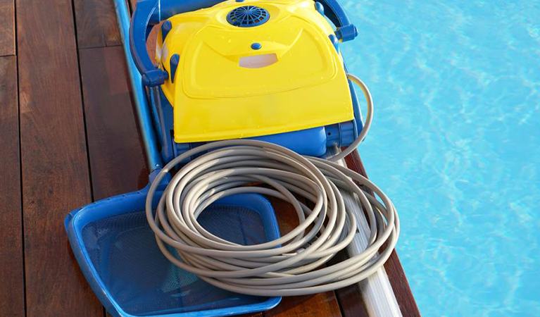 Kit de nettoyage pour piscine hors sol Bestway : aspirateur, épuisette,  tuyau, manche