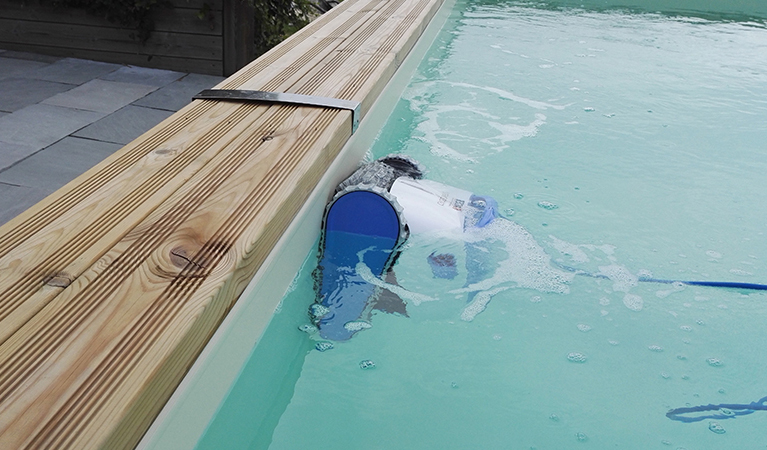 Piscine bois : quel robot nettoyeur pour piscine choisir-1