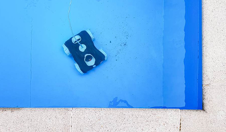 Que nettoie un robot de piscine électrique ?-1